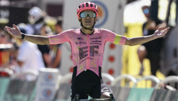Tour de France : l'Équatorien Richard Carapaz s'adjuge la 17e étape en solitaire