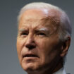 Joe Biden atteint du Covid-19, nouvelle tuile pour le président contesté dans son parti