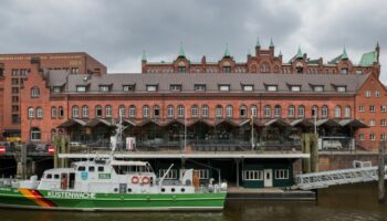 Blickfang des Deutschen Zollmuseums in der Hamburger Speicherstadt ist das Zollboot "Oldenburg" Foto: Ulrich Perrey/dpa