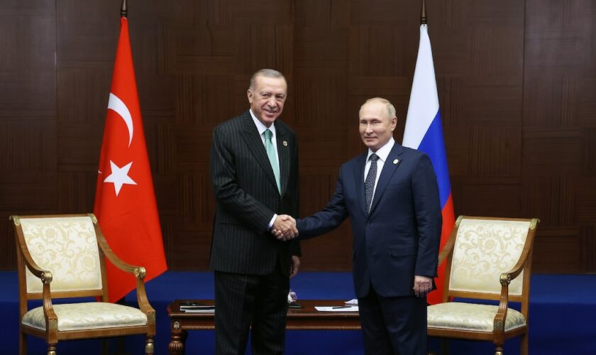 Le président russe Vladimir Poutine (D) et son homologue turc Recep Tayyip Erdogan lors du sixième sommet des chefs d'État et des gouvernements de la CICA à Astana, au Kazakhstan, le 13 octobre 2022