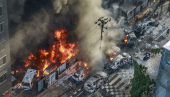 Émeutes au Bangladesh : des dizaines de morts dans les manifestations, le siège d’une chaîne de télé incendié