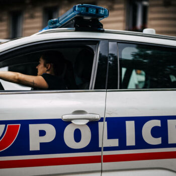 Paris : un policier blessé au couteau près des Champs-Elysées, l’assaillant tué, «pas de motivation terroriste à ce stade»