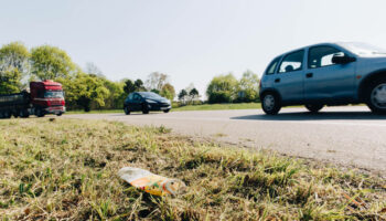 Sur la route des vacances, un quart des Français jettent leurs déchets par la fenêtre de la voiture