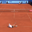 Tennis : le Français Quentin Halys réussit un superbe coup gagnant alors qu’il est à terre