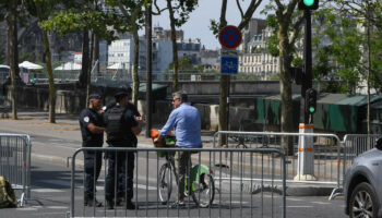« C’est assez inconfortable, mais on s’adapte » : à une semaine des Jeux, touristes et Parisiens face à une ville chamboulée