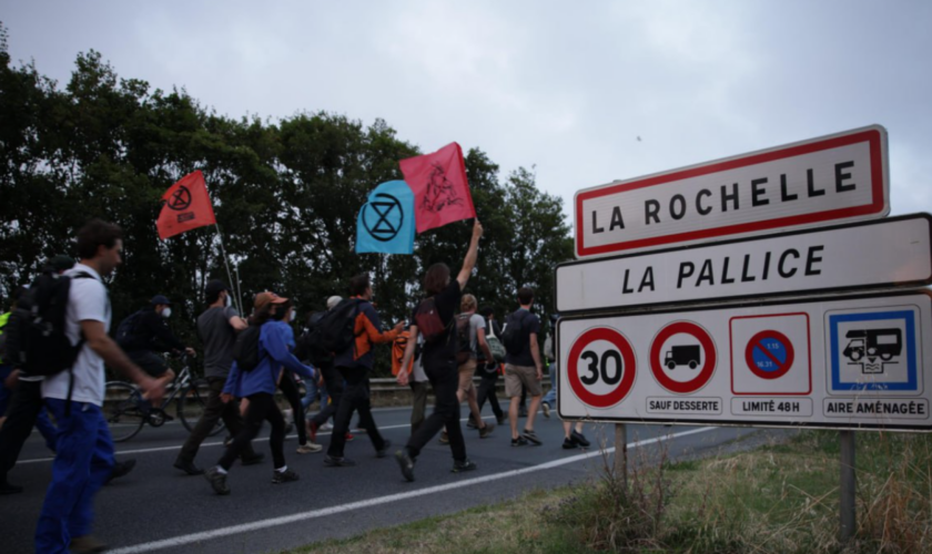 À la Rochelle, les « anti-bassines » manifestent contre « l’agro-industrie » dans une ambiance « fête et carnaval »