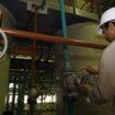 Technicien iranien, le 9 février 2015, dans la centrale nucléaire de Bouchehr, contruite en coopération avec les Russes dans le sud de l'Iran