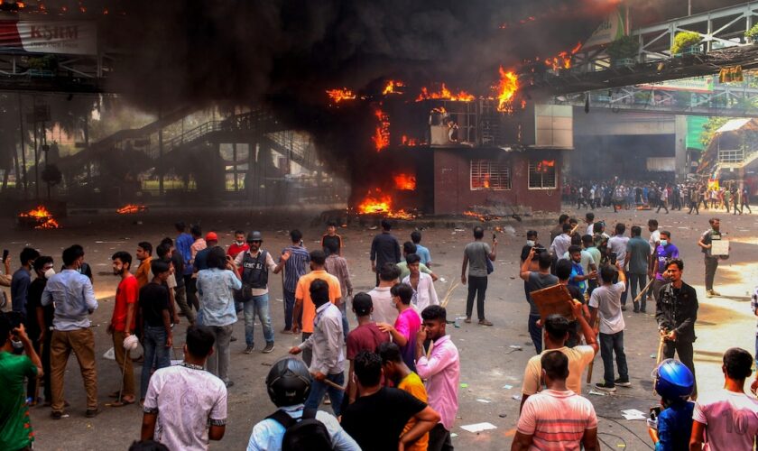 Affrontements entre policiers et manifestants opposés aux quotas dans la fonction publique, le 19 juillet 2024 à Dacca, au Bangladesh
