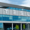 65 000 mugs volés chez Tesla, le patron accuse les salariés et prend une décision inédite