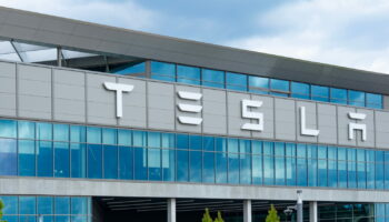 65 000 mugs volés chez Tesla, le patron accuse les salariés et prend une décision inédite