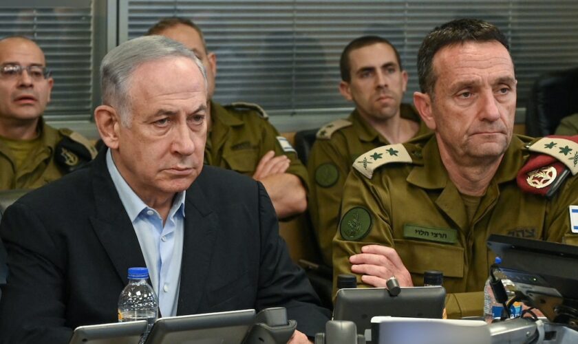 Le premier ministre israélien Benjamin Netanyahu et le chef d'état-major de l'armée israélienne Herzi Halevi suivent les frappes sur le port de Houdeida, au Yémen, le samedi 20 juillet 2024.