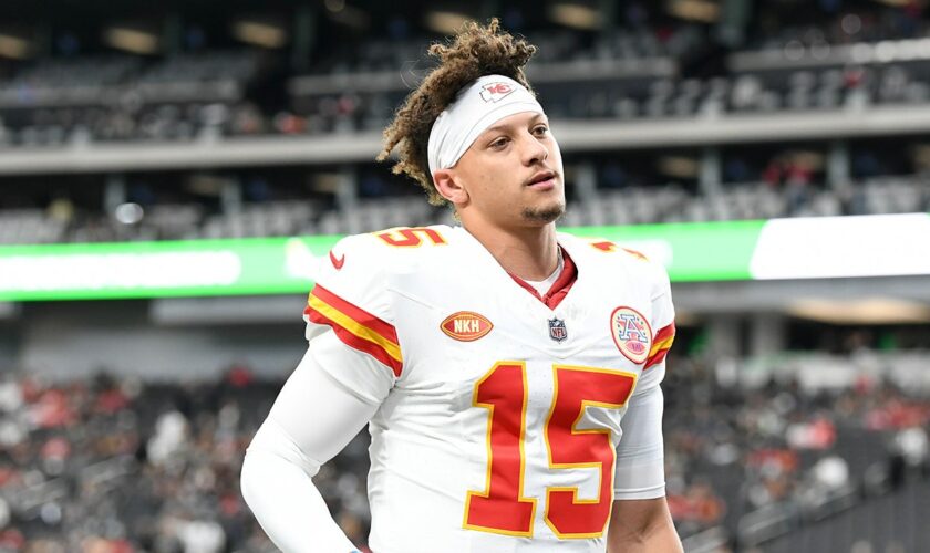 Raiders mock Patrick Mahomes with Kermit the Frog puppet at training camp