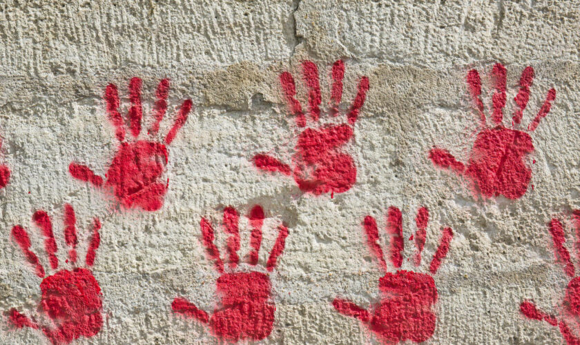 Trois Bulgares arrêtés pour les tags des « mains rouges » au Mémorial de la Shoah