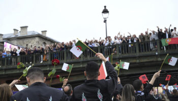 JO 2024 : sur la Seine, l'Algérie rend hommage aux victimes du massacre du 17 octobre 1961 à Paris
