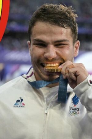 "Une victoire collective" : avec l'or olympique, Dupont dans la légende en toute modestie