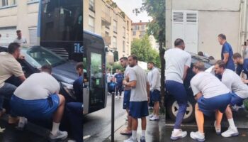 JO à Paris : quand l'équipe grecque de water-polo soulève des voitures pour faire passer son bus