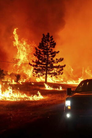 Etats-Unis : un méga-feu en cours devient l’un des plus gros recensés en Californie