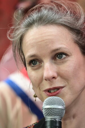 Nouveau gouvernement : Lucie Castets (NFP) revoit sa copie sur le RN, le camp Macron défend sa "coalition"