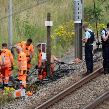 Des agents de la SNCF et des gendarmes sur les lieux d'un sabotage présumé à Croiselles, dans le nord de la France, le 26 juillet 2024