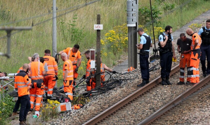 Des agents de la SNCF et des gendarmes sur les lieux d'un sabotage présumé à Croiselles, dans le nord de la France, le 26 juillet 2024