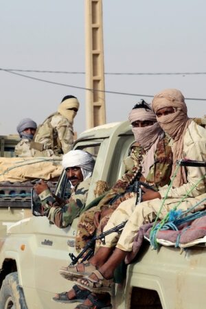 Des combattants touaregs de la Coordination des mouvements de l'Azawad (CMA) circulent près de Kidal, dans le nord du Mali, le 28 septembre 2016
