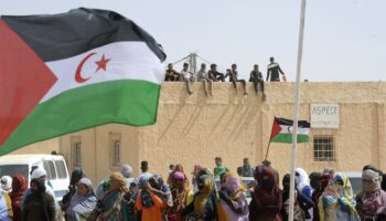 Des personnes célèbrent le 50e anniversaire du Front Polisario et le déclenchement de la lutte armée pour l'indépendance du Sahara occidental à Aousserd à Tindouf au sud-ouest d'Alger, Algérie, le 20 mai 2023.