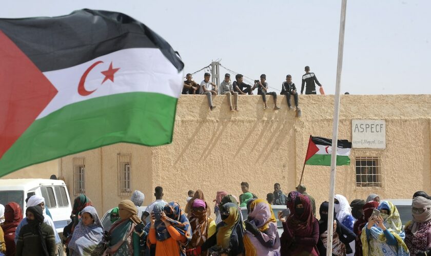 Des personnes célèbrent le 50e anniversaire du Front Polisario et le déclenchement de la lutte armée pour l'indépendance du Sahara occidental à Aousserd à Tindouf au sud-ouest d'Alger, Algérie, le 20 mai 2023.