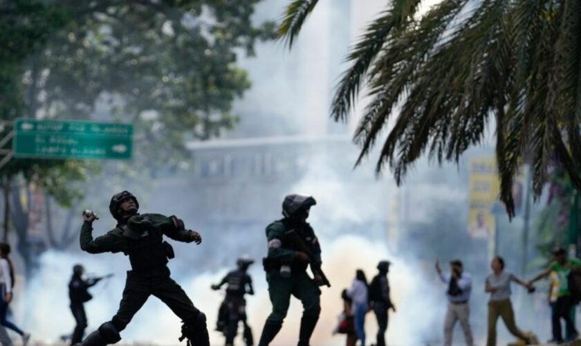 Sicherheitskräfte gingen teils hart gegen Demonstranten vor. Foto: Matias Delacroix/AP/dpa