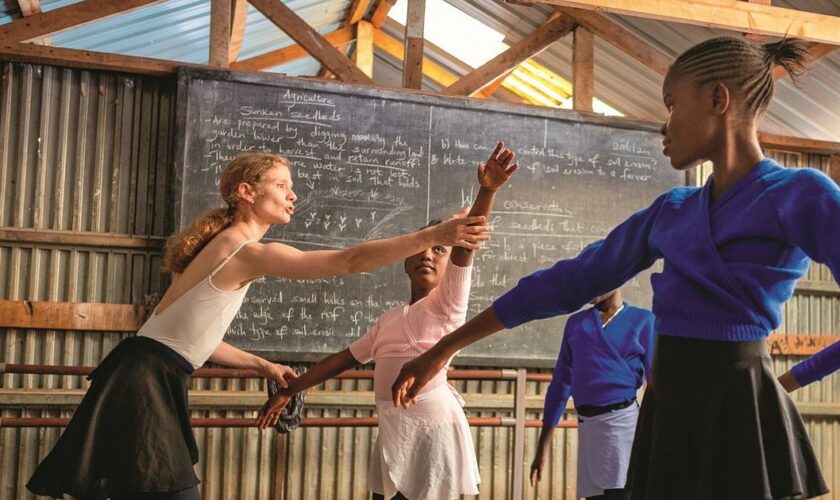 Au Kenya, une danseuse étoile de l'Opéra de Paris et les petites ballerines du bidonville