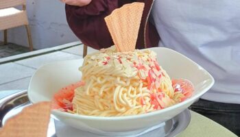 Spaghetti-Eis in einem Teller einer Hamburger Eisdiele