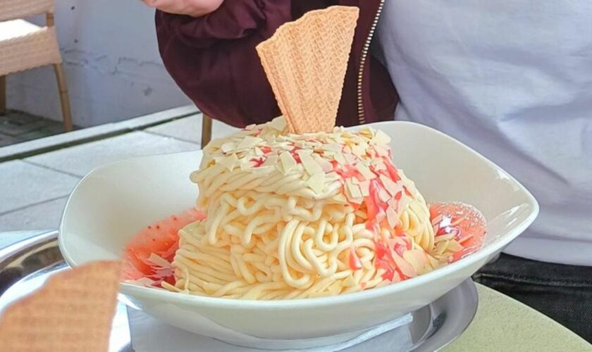 Spaghetti-Eis in einem Teller einer Hamburger Eisdiele