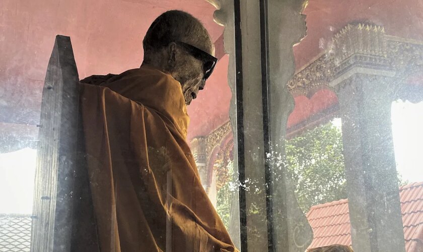 El monje momificado que usa gafas de sol y cría lagartos en  las cavidades de su cuerpo