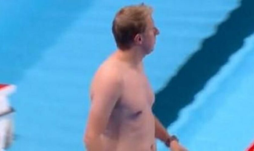 El nadador sorpresa que se llevó la ovación de la piscina olímpica y ha dado la vuelta al mundo