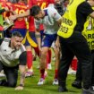 El susto de Morata: un miembro de seguridad se le cae encima de la rodilla