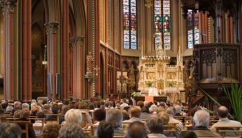 En hommage à C8, Vincent Bolloré organise une messe en latin