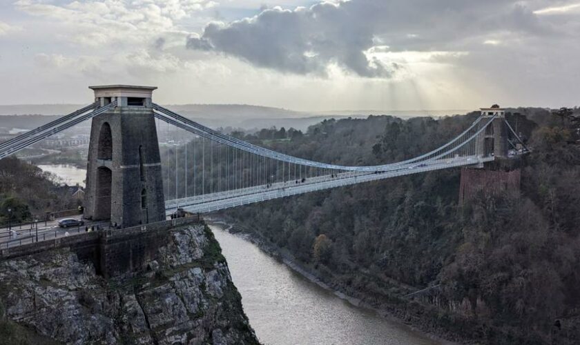 Encuentran dos maletas con restos humanos en uno de los puentes más famosos de Reino Unido