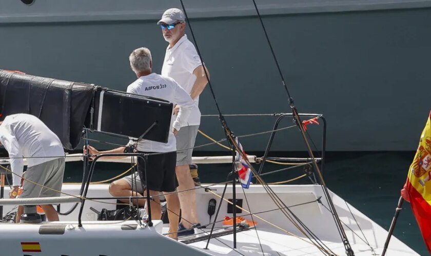 Felipe VI se reencuentra con su tripulación en una salida privada al mar
