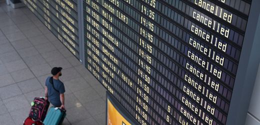 Flughafen BER muss nach IT-Störung Betrieb einstellen – weltweite Netz-Ausfälle
