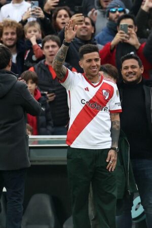 Football : les fans de River Plate reprennent le chant raciste sur les Français pour défendre Enzo Fernandez