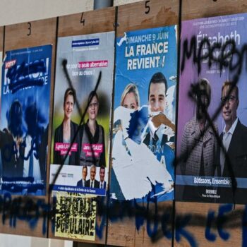 French election: Candidates exit runoff in bid to stop far right