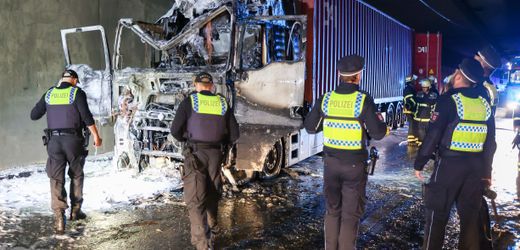 Hamburg: Lkw von MAN brennt im Elbtunnel, Verkehrschaos