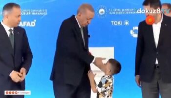 Handkuss eingefordert – Erdogan ohrfeigt auf der Bühne kleinen Jungen