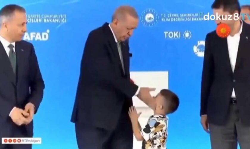 Handkuss eingefordert – Erdogan ohrfeigt auf der Bühne kleinen Jungen