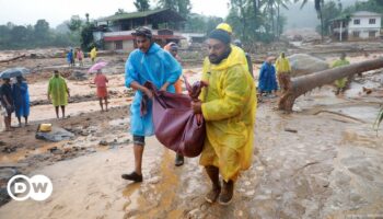 India: Fatal landslides trap hundreds in Kerala