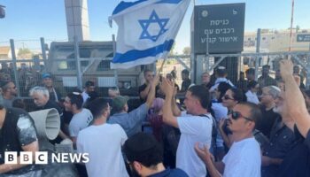 Israeli protesters enter army base after soldiers held over Gaza detainee abuse