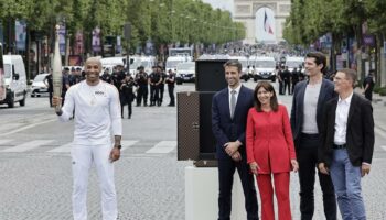 JO 2024 : des Champs-Elysées eu Louvre, la flamme olympique illumine les monuments de Paris