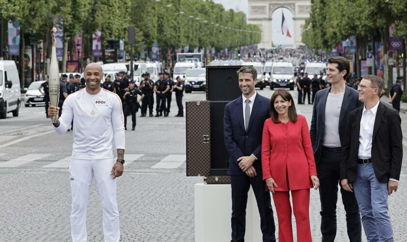 JO 2024 : des Champs-Elysées eu Louvre, la flamme olympique illumine les monuments de Paris