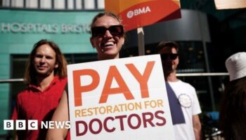 Junior doctors offered 22% pay rise in deal to end strike action