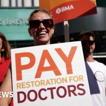 Junior doctors offered 22% pay rise in deal to end strike action
