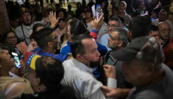 Largas colas y primeras irregularidades en unas elecciones históricas en Venezuela